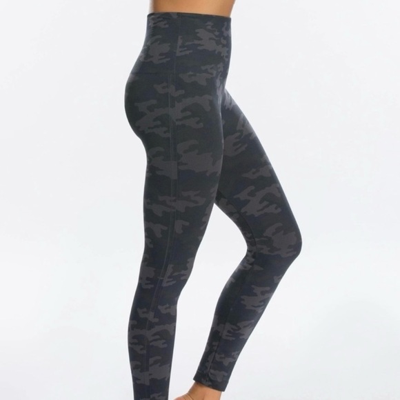 SPANX Look At Me Now Seamless Camo Green Leggings Women’s Size XS Shapes Flatter - Picture 2 of 10